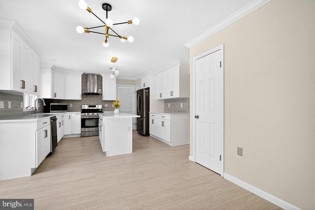 4 BARRINGTON DR, West Windsor, NJ 08550