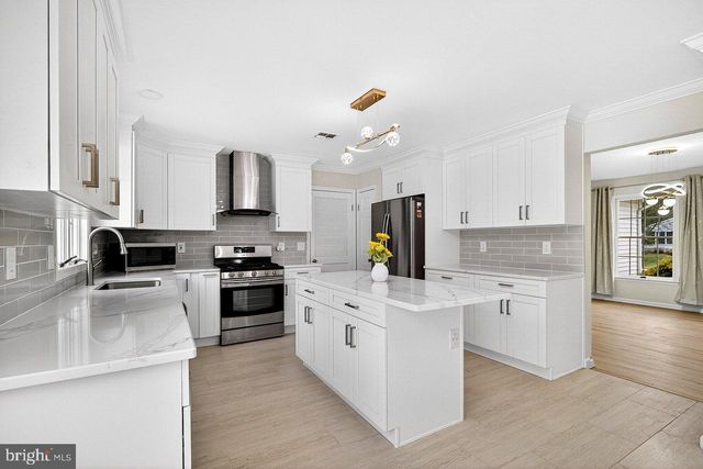 4 BARRINGTON DR, West Windsor, NJ 08550