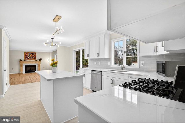 4 BARRINGTON DR, West Windsor, NJ 08550