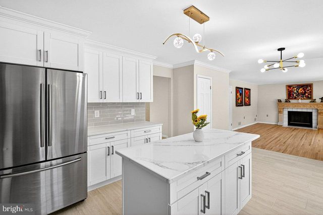 4 BARRINGTON DR, West Windsor, NJ 08550