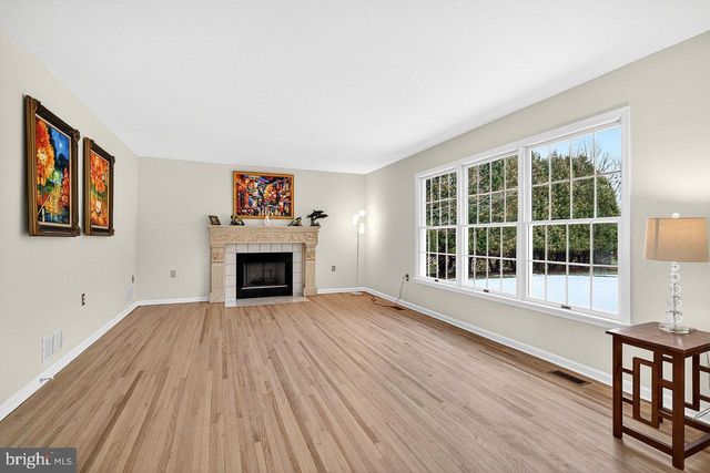 4 BARRINGTON DR, West Windsor, NJ 08550