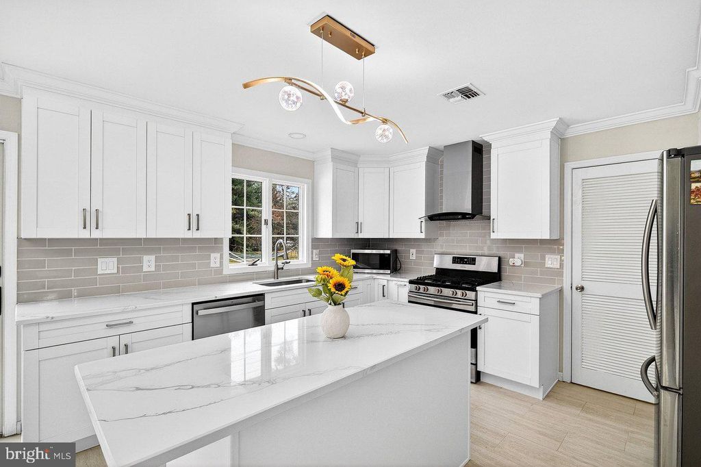 4 BARRINGTON DR, West Windsor, NJ 08550