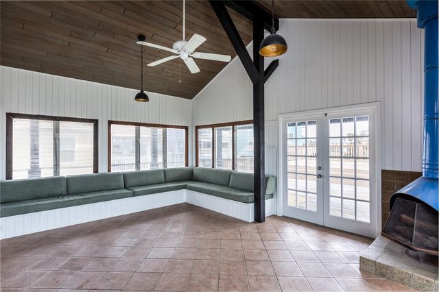 4907 Jolly Roger Road, Jamaica Beach, TX 77554