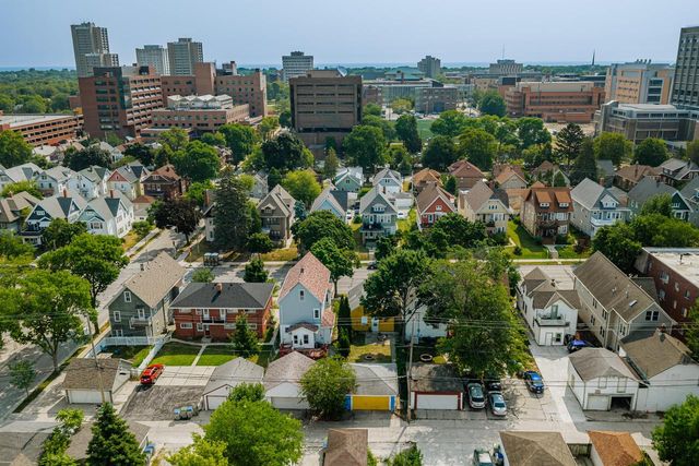 3269 N Oakland AVENUE, Milwaukee, WI 53211