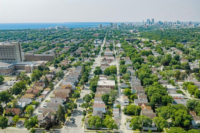 3269 N Oakland AVENUE, Milwaukee, WI 53211