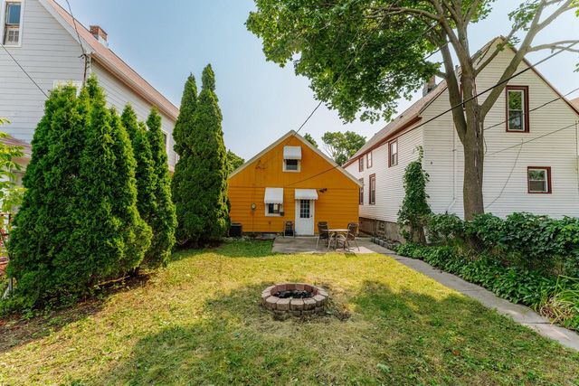 3269 N Oakland AVENUE, Milwaukee, WI 53211