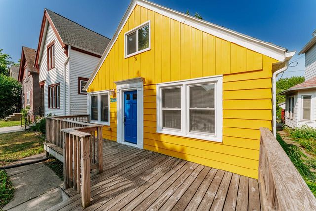 3269 N Oakland AVENUE, Milwaukee, WI 53211