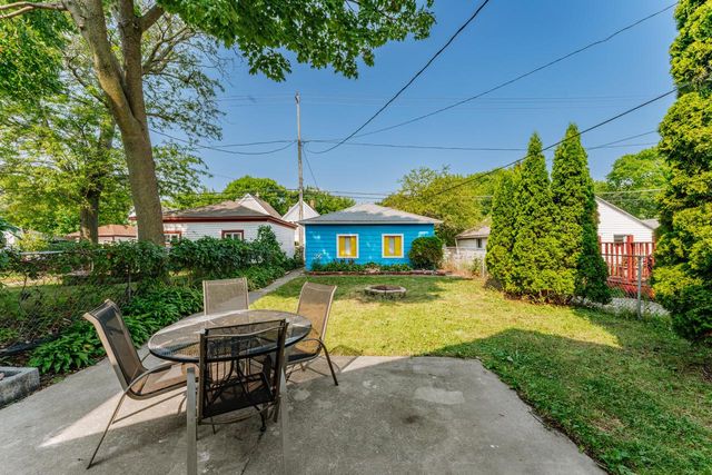 3269 N Oakland AVENUE, Milwaukee, WI 53211