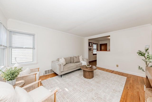 3269 N Oakland AVENUE, Milwaukee, WI 53211