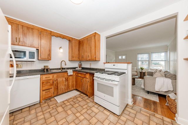 3269 N Oakland AVENUE, Milwaukee, WI 53211