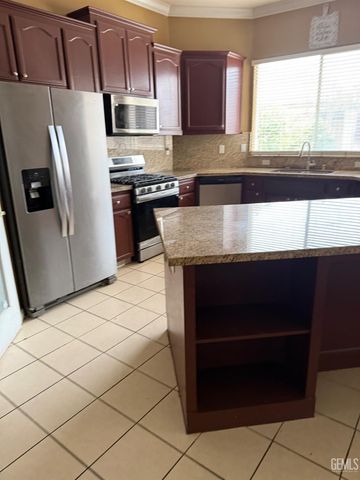 2802 Silver Shore Lane, Bakersfield, CA 93313