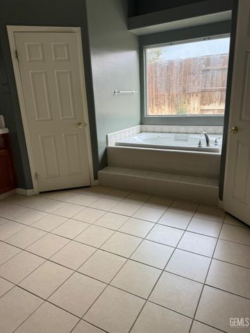 2802 Silver Shore Lane, Bakersfield, CA 93313