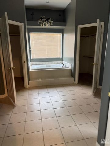 2802 Silver Shore Lane, Bakersfield, CA 93313