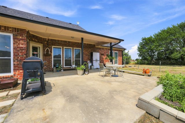 445 County Road 4444, Trenton, TX 75490