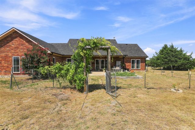 445 County Road 4444, Trenton, TX 75490