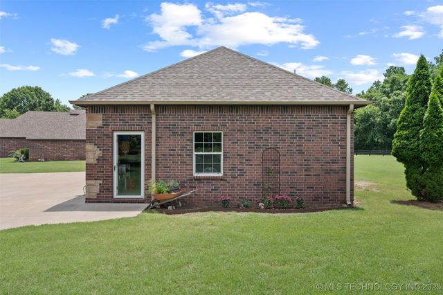 18 Longacre Drive, Ramona, OK 74061