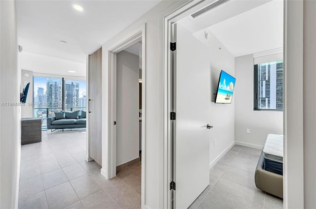 121 NE 5th St 3005, Miami, FL 33130