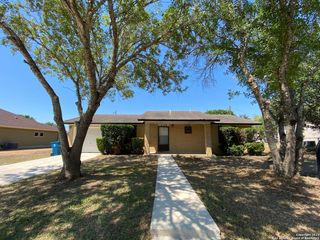 226 BLUE BONNET, Floresville, TX 78114