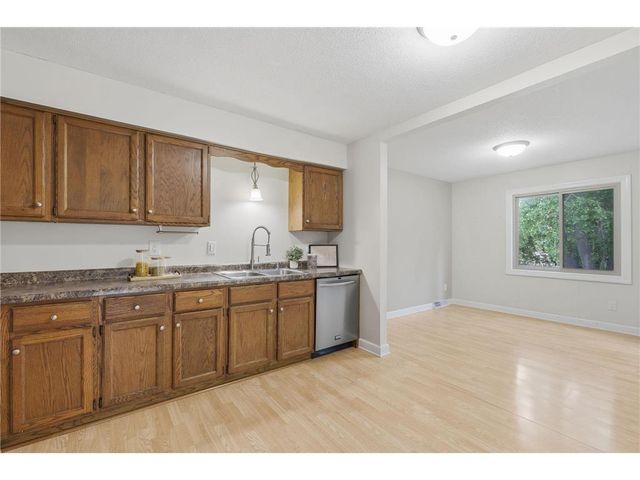 4250 Thornhill Lane, Vadnais Heights, MN 55127