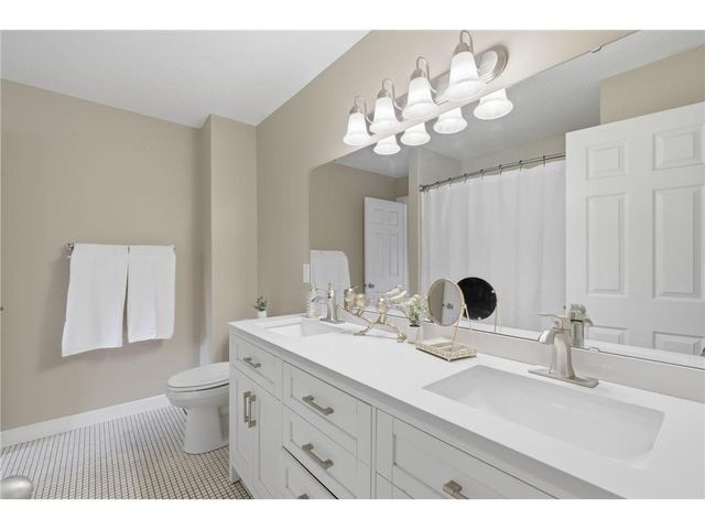4250 Thornhill Lane, Vadnais Heights, MN 55127