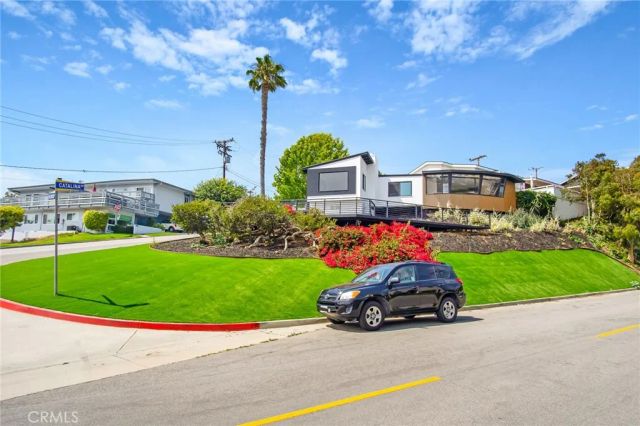 300 Holmwood Drive, Newport Beach, CA 92663