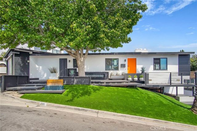 300 Holmwood Drive, Newport Beach, CA 92663