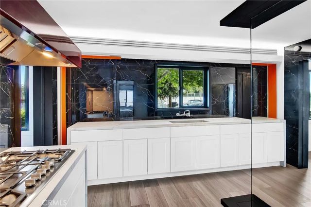 300 Holmwood Drive, Newport Beach, CA 92663