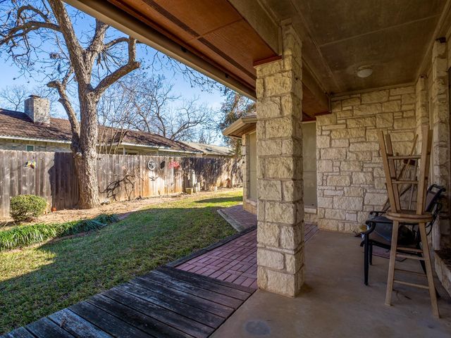 330 Columbine ST, Meadowlakes, TX 78654