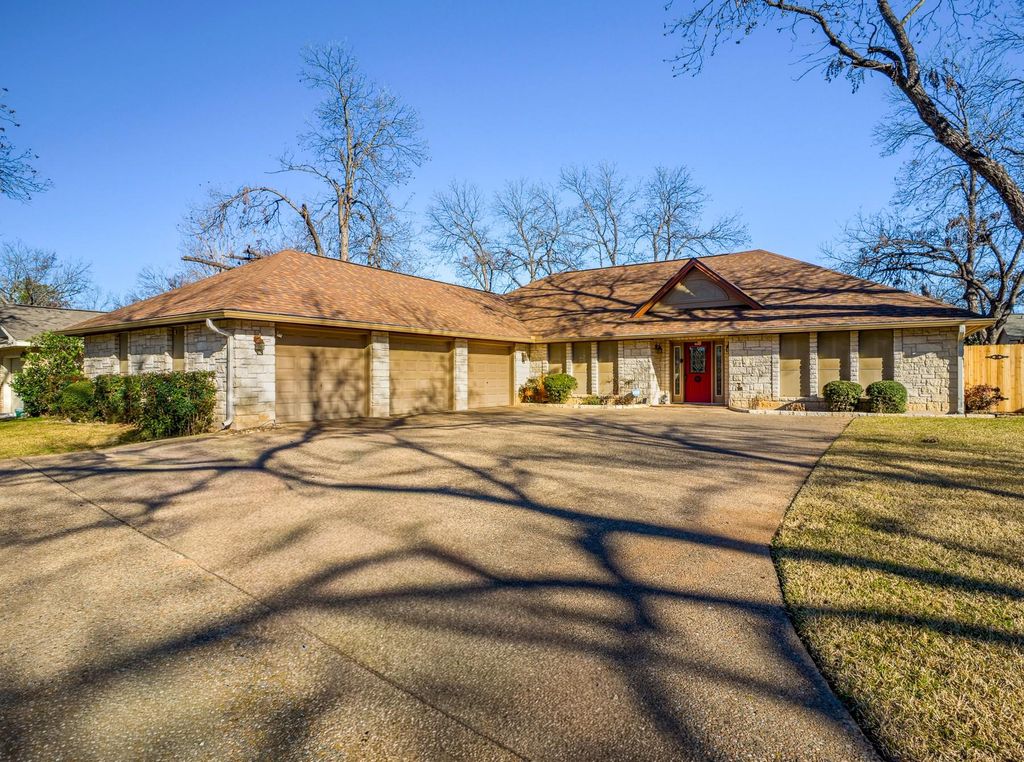 330 Columbine ST, Meadowlakes, TX 78654