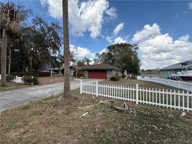 2235 W Springlake Drive, Dunnellon, FL 34434