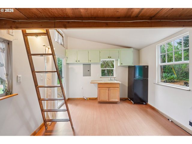 137 CEDAR Ln, Wood Village, OR 97060