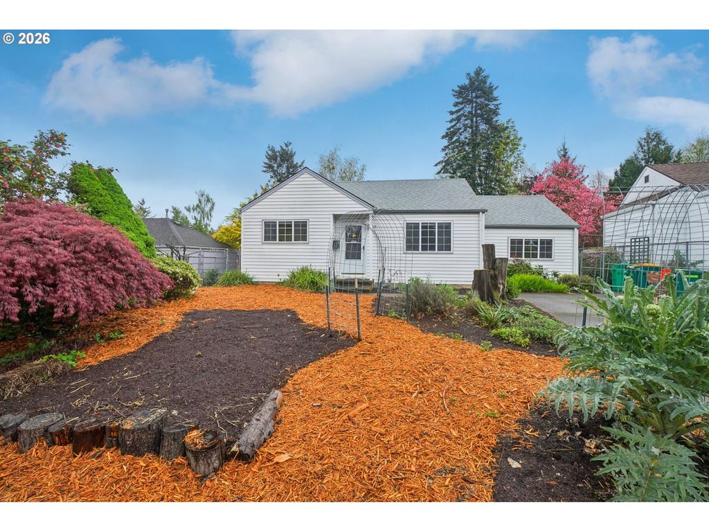 137 CEDAR Ln, Wood Village, OR 97060