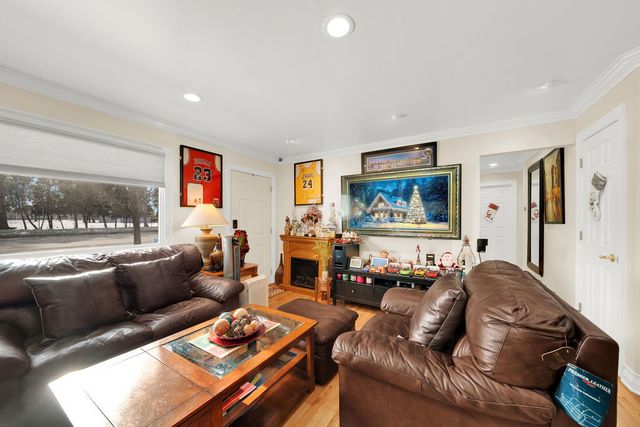 664 E Oakton Street, Des Plaines, IL 60018