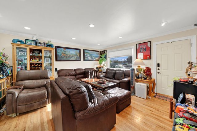 664 E Oakton Street, Des Plaines, IL 60018