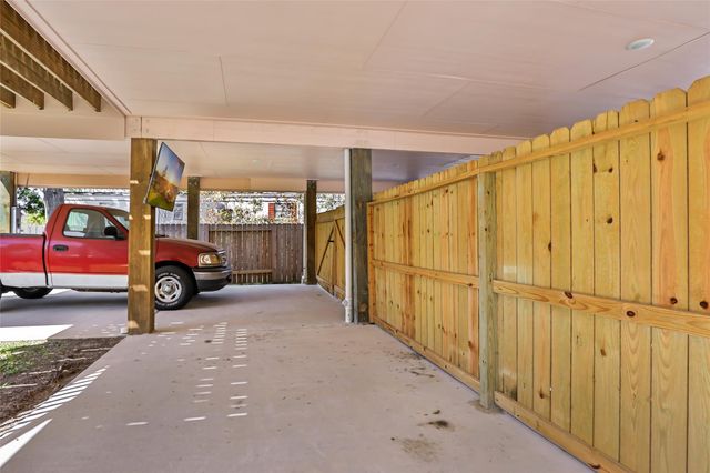 353 Bay Oaks Drive, La Porte, TX 77571