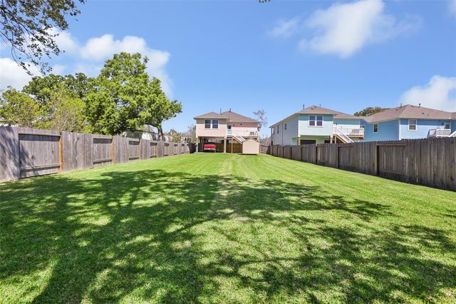 353 Bay Oaks Drive, La Porte, TX 77571