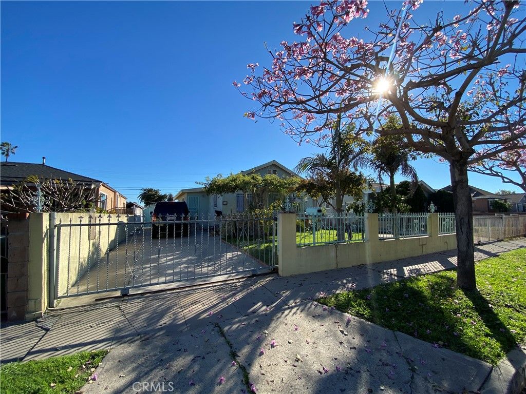 Image 4 of property listing at 228 E 103 Street, Los Angeles, CA 90003