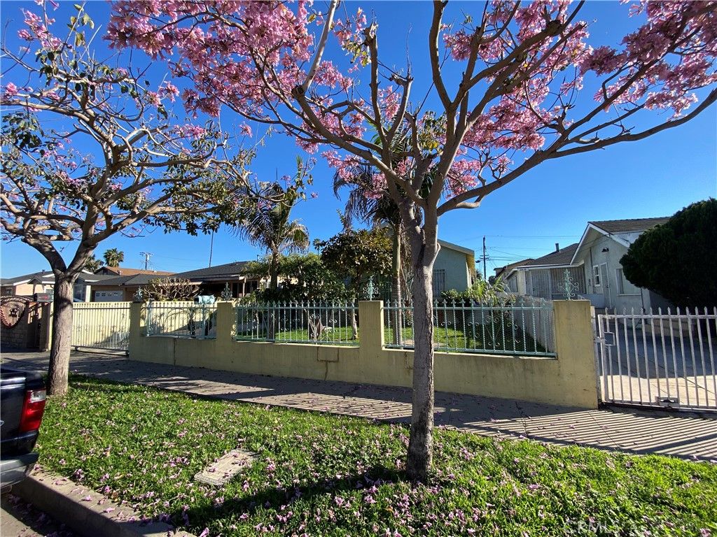 Image 5 of property listing at 228 E 103 Street, Los Angeles, CA 90003