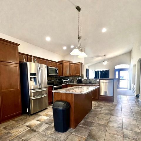 964 Peachcrest Dr, Pueblo, CO 81005