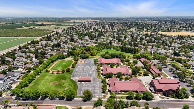 624 Summerton Ln, Turlock, CA 95382