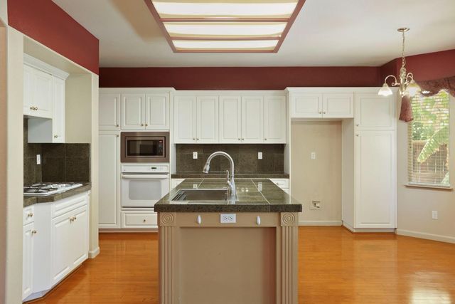 624 Summerton Ln, Turlock, CA 95382