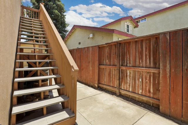 624 Summerton Ln, Turlock, CA 95382