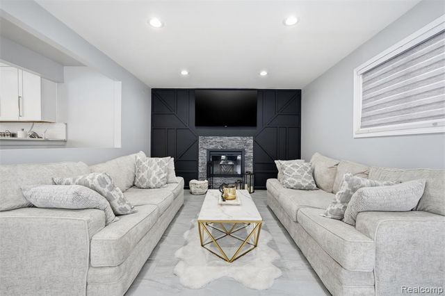 25961 Warrington Street, Dearborn Heights, MI 48127