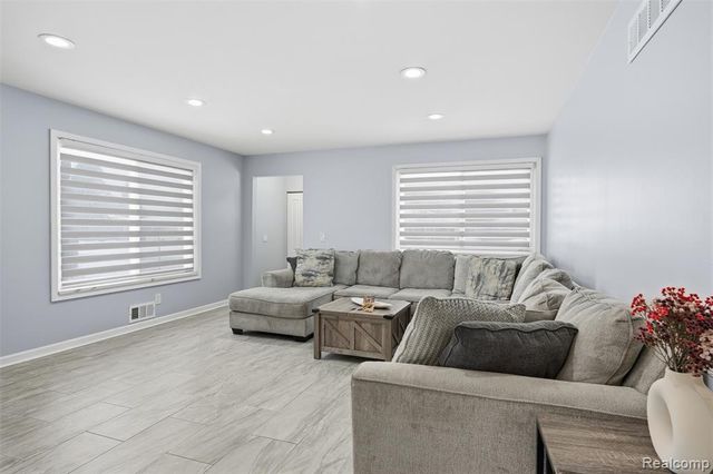 25961 Warrington Street, Dearborn Heights, MI 48127