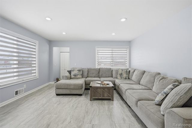 25961 Warrington Street, Dearborn Heights, MI 48127