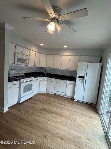 17 Alameda Court, Eatontown, NJ 07724