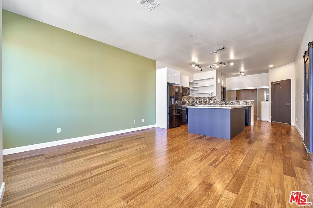 Image 4 of property listing at 3810 Wilshire Boulevard 801, Los Angeles, CA 90010