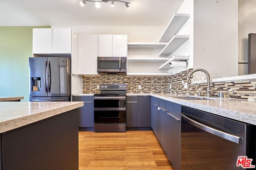 Image 9 of property listing at 3810 Wilshire Boulevard 801, Los Angeles, CA 90010