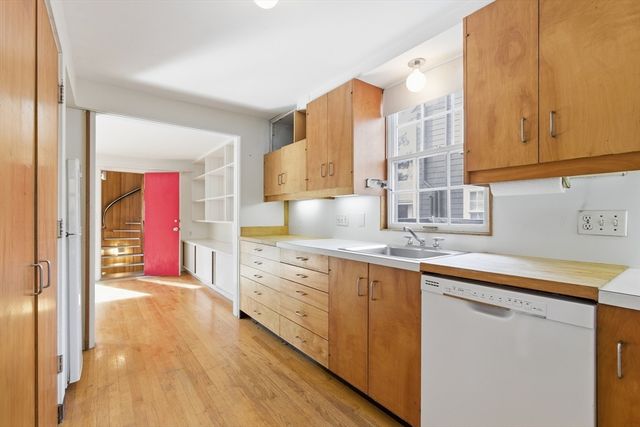 12 Gray Gardens W, Cambridge, MA 02138