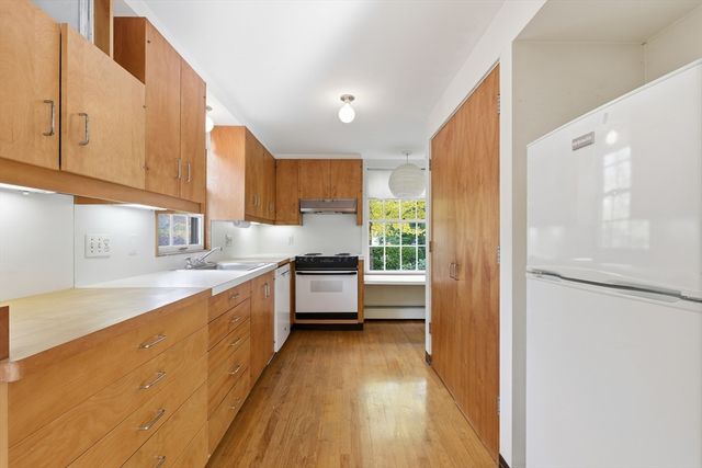 12 Gray Gardens W, Cambridge, MA 02138